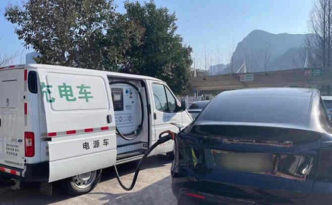 新宾汽车搭电